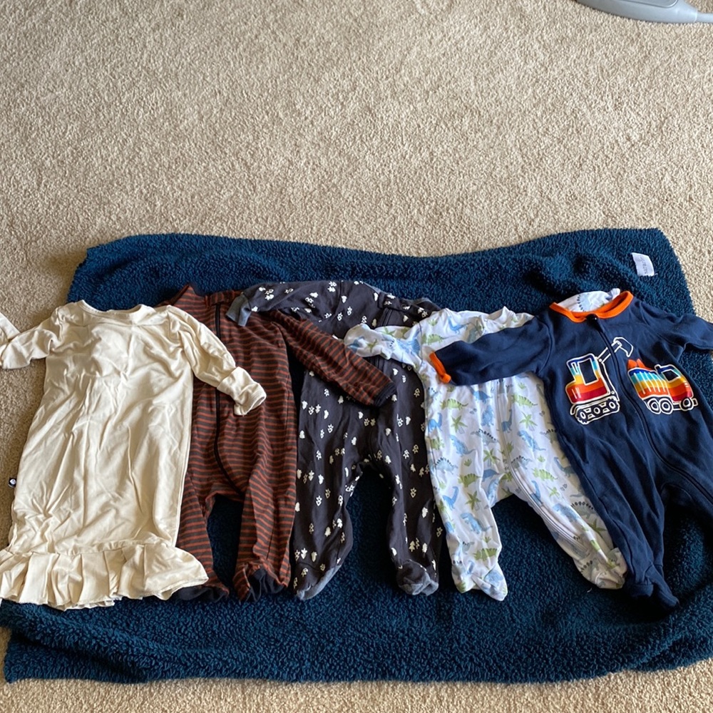 Lot of 5 Boys Pajamas size 0-3m. 4 footies and 1 gown!